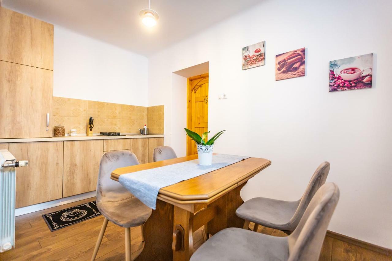Central Apartment Brasov Bagian luar foto